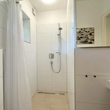 Endreihenhaus In Mit Badewanne Und Grossem Garten